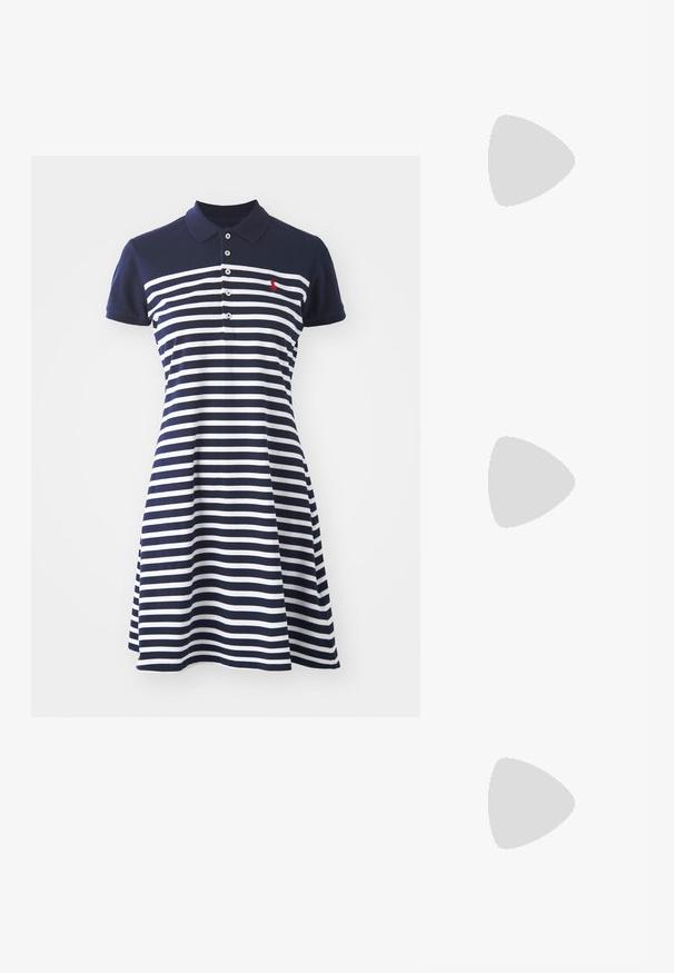 Navy ja valge triibuline polo kleit lühikeste varrukatega, nööpidega lips ja punane logo aktsent rinnal; A-linja kuju sujuva tekstuuriga.; Valkoinen pitkähihaine paita, puuvillamateriaalia, pyöreä pääntie, jossa on pieni laivaston sininen logo vasemmassa rinnassa. Yksinkertainen muotoilu, normaali istuvuus.; Mustat nahkaiset puukengät, joissa on pyöreä kärki, hopeanväriset solkiremmit ja 2,5 tuuman paksu korko. Teksturoidut pinnat kärjessä.; Mustelman mustahuulikoobas koos kuldsete detailidega, millel on lukk. Kandmisel üle keha halli kampsuni peal.