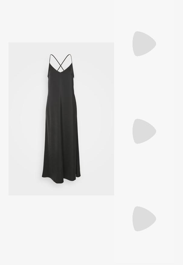 Abito maxi in satin nero con corpino aderente, sottili spalline incrociate e uno spacco laterale, che mette in mostra una texture liscia e fluida.; Mango ADELA - Top - off-white; Stivali neri in pelle al ginocchio con punta affusolata, gambale curvo e tacco grosso. Presentano una texture liscia e linguette di trazione nella parte superiore.; Borsa a tracolla nera in pelle con superficie testurizzata, tracolla regolabile e accessori in argento. Presenta una patta frontale con chiusura a clip.