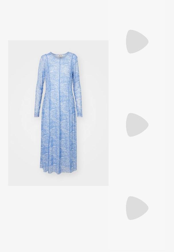 Μακρυμάνικο φόρεμα από ελαφρύ διάφανο ύφασμα σε ανοιχτό μπλε χρώμα με λουλουδάτο σχέδιο ροζ. Διαθέτει στρογγυλή λαιμόκοψη και ευθεία σιλουέτα με ραφές.; Μαύρο δερμάτινο πλεκτό παπούτσι χωρίς κορδόνια με χαμηλό τακούνι και λεπτομέρεια με σκάλισμα, τοποθετημένο σε λευκό φόντο.; Μαύρη, μαλακή δερμάτινη τσάντα με μοναδικό ελικοειδή σχεδίαση. Διαθέτει κοντή λαβή και αποσπώμενος ιμάντας ώμου. Μινιμαλιστικός στυλ.; Maria Black TRYVANN EAR CUFF - Μονό σκουλαρίκι - silver coloured