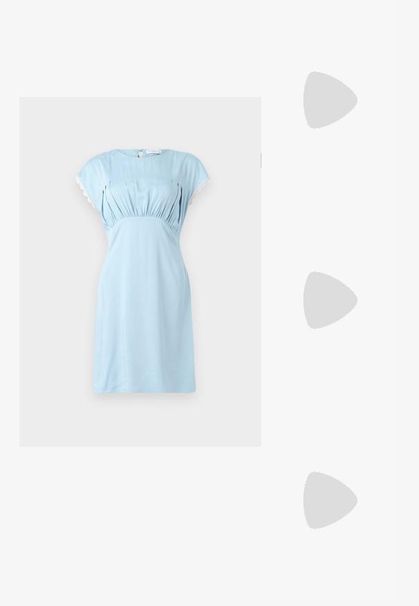 Hofmann Copenhagen CALLISTA jasnoniebieski; Czarne sandały na wysokim obcasie z gładkiej skóry, odkryty palec i pojedynczy pasek z ozdobnym złotym zapięciem.; Czarna skórzana torebka o uporządkowanej formie, z zamknięciem na zamek, odczepianym paskiem i złotymi akcentami.; Złote kolczyki w kształcie węzła z twisted design. Każdy kolczyk posiada okrągłe, przezroczyste oparcie zapewniające pewność noszenia.