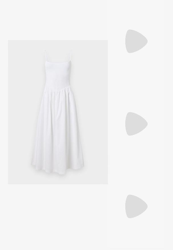 Vit sommardress med smockat liv, tunna axelband och utsvängd kjol. Tillverkad av lätt tyg, har en enkel, sömlös design.; Svart lackläder slingbacksko med spetsig tå, ankelremmar med silverfärgade spännen och detaljer samt en smal klack.; Guldfärgad metallhandväska med en strukturerad design, slät textur och justerbar rem. Har en unik triangulär form och minimalistisk sömnad.; Örhängen i guldton med texturerade, vågiga former. Inkluderar skulpturala clip-on-stift och öppen hoop-design med hamrad finish.
