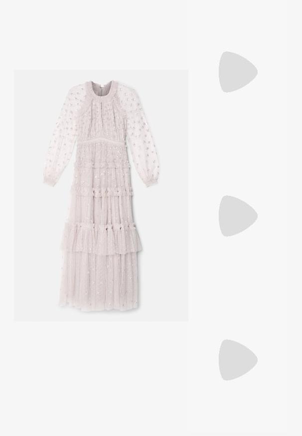 Needle & Thread SEQUIN KISSES ANKLE GOWN - Iltapuku - pebble; Beige korkokenkä, jossa on nilkkaremmi ja kultainen solki, avonainen varvas ja paksu korko valkoista taustaa vasten.; Kudottu beige käsilaukku pyöreällä muotoilulla, kultasävyisillä metalliosilla ja teksturoidulla pinnalla. Sulkemismekanismi ylhäällä.; Korolliset kultasävytteiset korvakorut, joissa on kierretty muotoilu, sileä ja kiiltävä pinta sekä pyöreät muodot. Jokaisen koko on noin 5 senttimetriä.