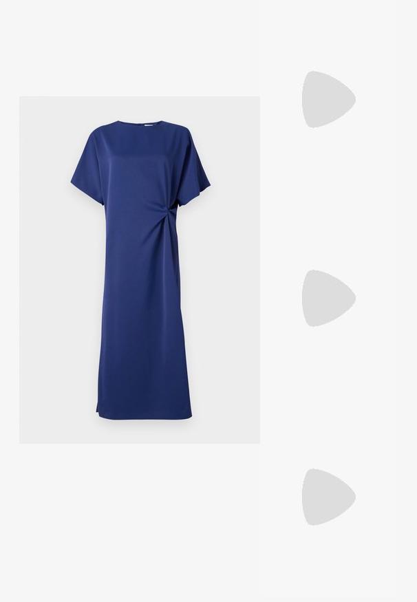 Löydä tummansininen mekko lyhyillä hihoilla, pyöreällä pääntiellä ja sivusolmiolla. Valmistettu sileästä kankaasta, jossa on suora leikkaus ja polviin ulottuva pituus.; Mustat nahkaiset slingback-korkokengät, joissa on terävä kärki, ohuet korot ja kultasävytteinen yksityiskohta säädettävässä hihnassa. Silkkinen pinta.; Käsveska av beige läder med en strukturerad, triangulär form, utformad med ett handtag av silverkedja och en kursiv logotyp i metall.; Hope hopeista, joissa on sileä, kaareva muotoilu. Varustettu kiiltävällä metallipinnoitteella ja nappikiinnityksellä. Ei näkyviä kuvioita tai koristeluja.