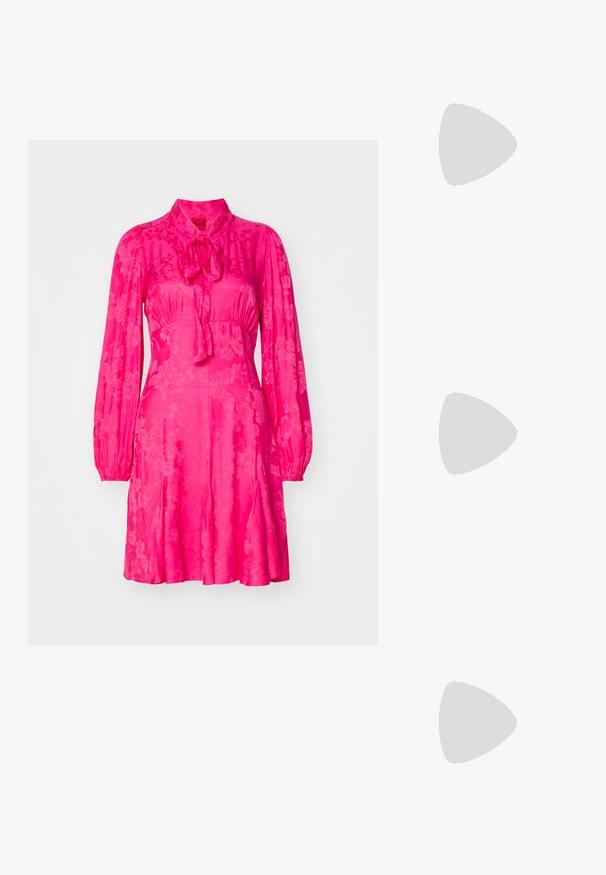 Rosa blommig klänning med långa ärmar, hög krage och en rosett vid halsen. Tillverkad av glänsande tyg med en svängd kjol.; Svarta högklackade sandaler har tunna remmar med en knuten design, en slät fyrkantig tå och en smal stilettklack.; Svart överdimensionerade solglasögon med geometrisk form, med mörka linser och en kontrasterande grå detalj på ramen. Logotyp på bygeln.; Silverfärgade hängande örhängen med en slät, blänkande yta. Rundad form, lätt design, med ett stift- och bakstängning.