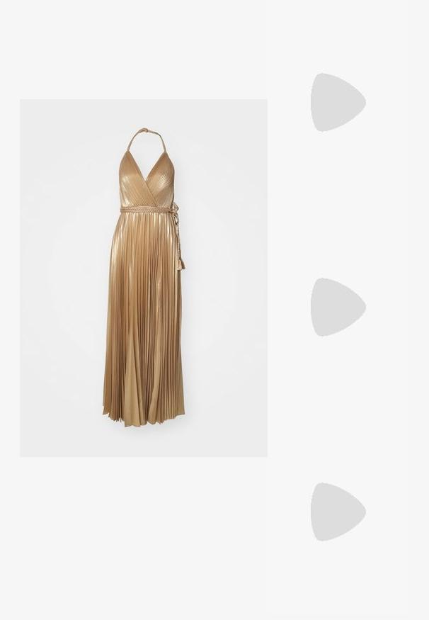 Alice + Olivia TRESA DRESS SLIT - Ένδυση για ειδικές περιστάσεις - gold; Μαύρο δερμάτινο παπούτσι slingback με μυτερή μύτη, λεπτό ψηλοτάκουνo και διακοσμητική λωρίδα. Λείος υφής και κομψός σχεδιασμός.; Ασημί μεταλλική τσάντα ώμου με λεία υφή, �καμπύλο σχέδιο, αλυσίδα για ιμάντα και γυαλιστερό εμπρόσθιο πάνελ με διακριτική χαραγμένη λογότυπο.; Ασημένια σκουλαρίκια με ρευστό, σπειροειδές σχέδιο. Λείο υφή με γυαλιστερό φινίρισμα. Διαθέτουν μια διακριτική γυαλάδα και χωρίς ορατά διακοσμητικά στοιχεία.