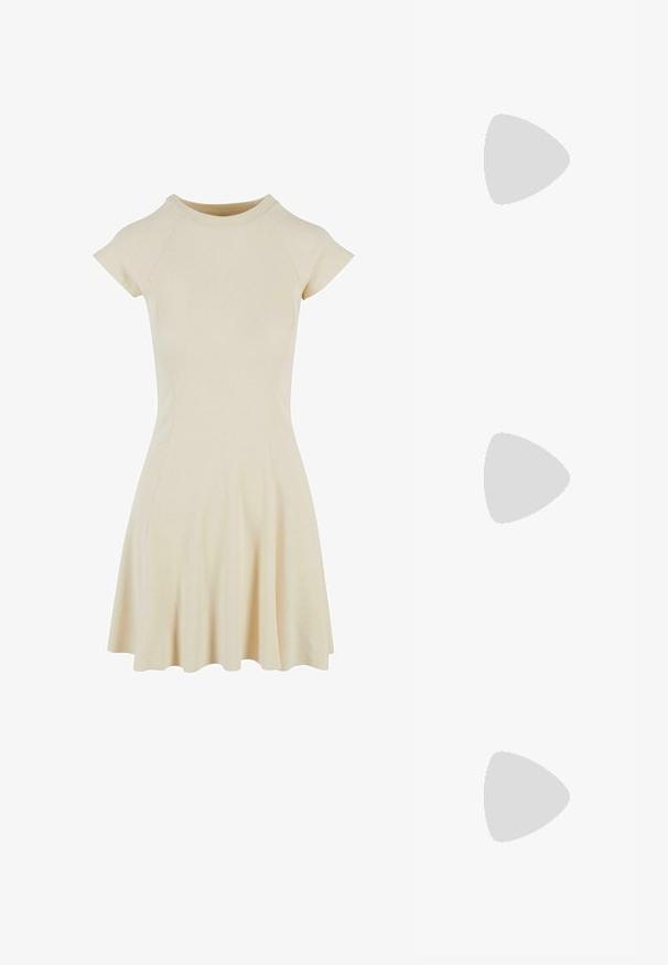 Cremfarbendes, geripptes Kleid mit tailliertem Oberteil, kurzen Raglanärmeln und einem ausgestellten Rock. Glatte Textur und einfacher, runder Ausschnitt.; Goldene vegane Ledersandalen mit zwei verstellbaren Riemen, Korkfußbett und dunkler Gummisohle. Glatte Textur mit metallischem Finish.; Rechteckige Sonnenbrille mit einem Schildpatt-Kunststoffrahmen, dunklen Gläsern und silbernen Akzenten an den Seiten. Hergestellt in Italien.; Braune Lederhandtasche mit runder Form, silbernem Zubehör und dekorativer Naht. Verfügt über einen Schulterriemen und einen Verschluss mit Clip.