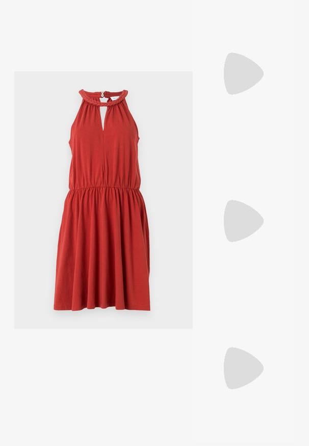 Červené bezrukávové šaty s opleteným výstrihom, otváraním v tvare kľúča a zberaným pásom, s voľnou, prúdiacou sukňou a jemnou textúrou látky.; Zlaté kovové lodičky na podpätku so špicatou špičkou a robustným podpätkom. Hladký povrch, minimalistický dizajn a úzka remienok.; Čierna kožená kabelka s zaobleným tvarom, odnímateľným popruhom a zlatými doplnkami. Kabelka má klopu s detailom s prackou.; Náušnica zo zlato sfarbeného kovu s plynulým, zakriveným dizajnom. Na jednom konci je malý, výrazný strieborný akcent.