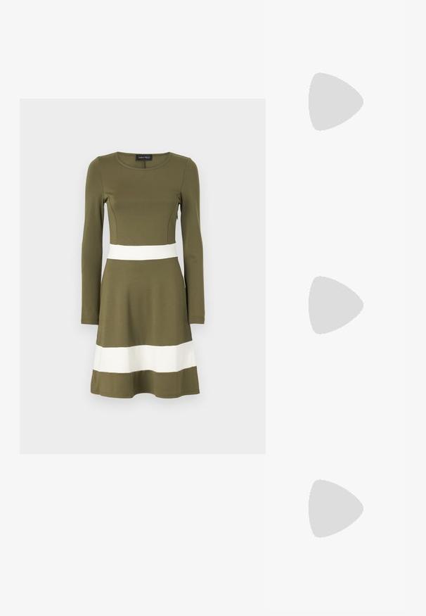 Olive zelena obleka z dolgimi rokavi, s belo vodoravno črto na pasu in robu. Narejena iz gladkega, elastičnega materiala. Okrogla izrez.; Črne čevlje s koničastimi nosovi in slingback obliko z nizko peto, izdelane iz gladke usnjene materiale ter s črtasto zasnovo na strani za prezračevanje.; Črna usnjena torba s strukturirano zasnovo, dvojni zgornji ročaji, zlato-tonirni zaponka kot dodatek in vtisnjeni logotip blagovne znamke spredaj.; Srebrn dvojni prstan z gladko, polirano površino. Ima tekoč, ukrivljen dizajn z prekrivajočimi se sekcijami za sodoben videz.
