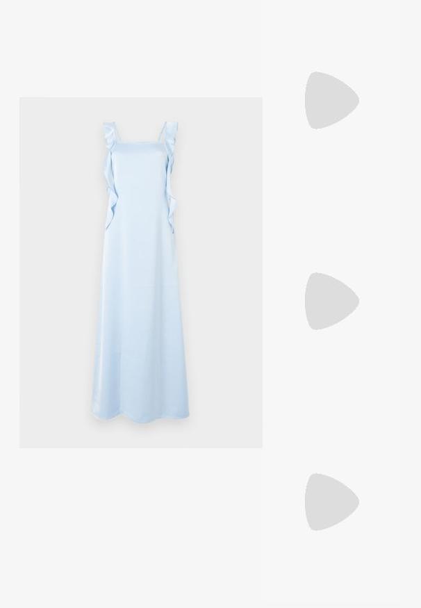 Vestido sem mangas azul claro com detalhes em babados nas laterais, apresentando um corte reto e uma textura de tecido suave.; Sandal de tiras pretas com biqueira quadrada e um pequeno salto bloco. Apresenta várias tiras finas e uma tira no tornozelo ajustável. Feito de couro liso.; Bolsa de couro preta com forma curva, alça destacável e detalhes em dourado. A bolsa possui uma aba com detalhe de fivela.; Brincos de argola prateados com um design arredondado e elegante, apresentando uma superfície lisa e sem adornos visíveis. Diâmetro não especificado.