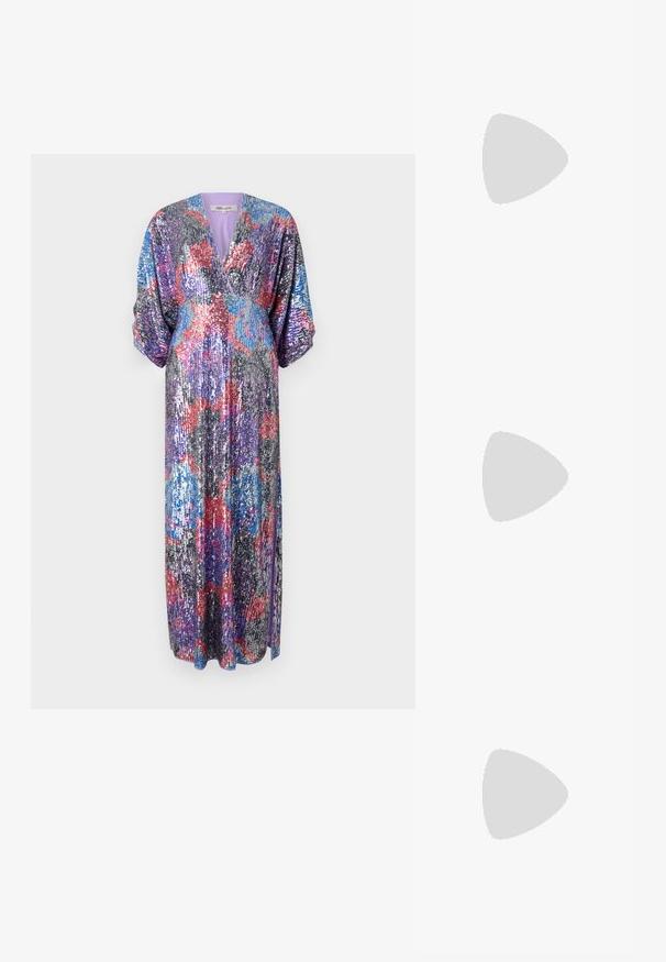 Diane von Furstenberg JESSEL DRESS - Oblečenie na špeciálnu príležitosť - redemption rose/blue/red; Čierne patentové slingback topánky na ihlovom podpätku s špicatou špičkou, s textúrovaným hadím vzorom, nastaviteľným popruhom a krátkym, textúrovaným blokovým podpätkom.; Čierna kožená crossbody taška s dvoma prednými vreckami, zlatými sponami, zipsovým uzatváraním a úzkym popruhom. Štruktúrovaný povrch a kompaktný obdĺžnikový tvar.; Náušnice vo forme zlatých kovových kruhov s zakriveným, predĺženým tvarom. Majú hladký, lesklý povrch a zaoblený koniec pre pridanie detailu.