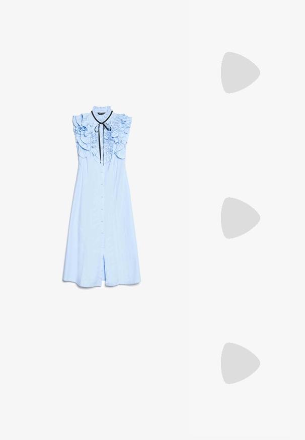 Lyseblå, ermeløs midikjole med volanger på skuldrene og foran, knappenedetning, og svart silkebånd i høy krage.; Gull, metallisk slingback-hæler med spiss tå og chunky hæl. Glatt tekstur, minimalistisk design og en smal stropp.; Svart lærveske med en buet form, avtagbar stropp og gullbeslag. Vesken har et klaff med spenne-detall.; Gullfarget metalløredobber med et elegant, buet design. Har en karakteristisk spiss form, polert overflate og hengsel-lukking.