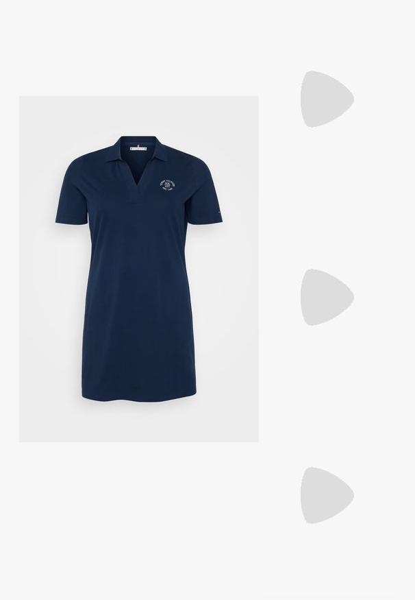 Abito polo blu navy con maniche corte, scollo a V e logo ricamato. Tessuto morbido, lunghezza sopra il ginocchio, design classico.; Décolleté in vernice nera con punta affusolata e tacco in geometria cubica. Presentano un design elegante e minimalista, con una texture liscia.; Borsa a tracolla nera in pelle con una forma curva, manico rimovibile e accessori dorati. La borsa presenta una patta con un dettaglio a fibbia.; Tre paia di orecchini: grandi orecchini a perla bianca a bottone, orecchini a cerchio in oro con gemme trasparenti, e due orecchini d'accento d'oro lunghi e dritti con dettagli scintillanti.