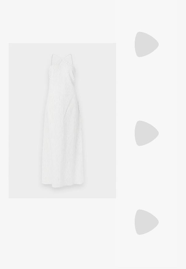 Bijela haljina sa prugama i dizajnom koji prelazi natrag, izrađena od laganog materijala. Ima tanke vertikalne crne pruge i ležeran siluetu.; Crne lakirane slingback pete s oštrim vrhom, s teksturiranim uzorkom zmijske kože, podesivom remenom i kratkom, teksturiranom blok-petom.; Crna kožna torba s strukturiranim dizajnom, gornjim ručkama i odvojivim remenom za rame. Sadrži zlatne metalne dijelove i privjesak s logotipom.; Zlatne naušnice s pravokutnim, prozirnim kristalom koji visi ispod niza malih, okruglih prozirnih akcenata. Elegantni, moderni dizajn.