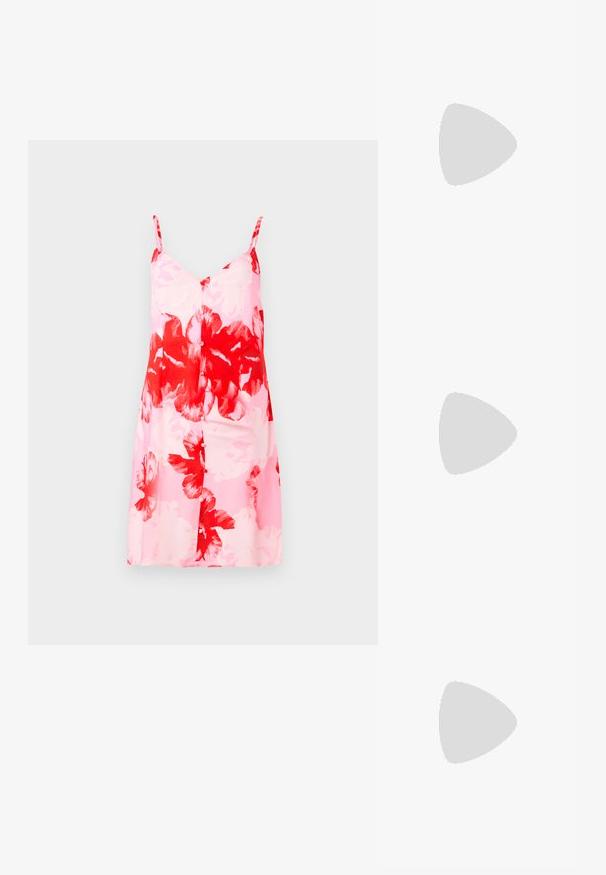Blommig klänning med en rosa bas och stora röda och vita blommönster, justerbara spaghettiremmar och en rak siluett.; Bershka HIGH-HEEL - Cowboy- / Bikerboots - beige; Rektangulära solglasögon med olivgröna bågar och mörkrosa linser. Designen är stilren med raka skalmar och inga synliga hårdvaruaccents.; Rosa syntetisk axelväska med en böjd form, slät yta, avtagbar kedjesnodd och en cirkulär logotypdetalj på framsidan.