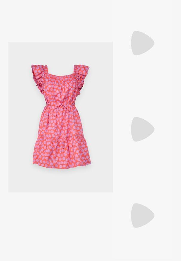 Rózsaszín virágmintás ruha fodros ujjakkal, gumis derékkal, bővülő szoknyával és megkötő részlettel a deréknál. Gyermekminta kálát tartalmaz.; Fekete lakk bőr szandálkés magas sarkú cipő, hegyes orral és geometrikus tömbsarkakkal. Karcsú, minimalista dizájn és sima textúra jellemzi.; Fekete bőrtáska ívelt formával, levehető pánttal és arany színű fémrészekkel. A táskán egy csattal díszített fedél található.; Ezüst karika fülbevalók, letisztult, kerek formával, sima felülettel és látható díszítés nélkül. A átmérő nem megadott.