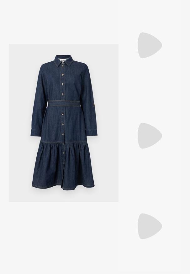 Denim haljina s ovratnikom, punim gumbom sprijeda, dugim rukavima i višeslojnim suknjom. Tamnoplava boja s zlaćanim gumbima i šavovima.; Srebrna slingback salonska cipela s oštrim prstom, metalik završnom obradom, dva dekorativna remena i vitkim potplatom s crnim vrhom.; Srebrna metalik torbica sa strukturiranim oblikom, s gornjom drškom i detaljem mašne sprijeda. Glatka tekstura, reflektirajući finiš.; Naušnice zlatne boje s teksturiranim, valovitim oblicima. Uključuju skulpturalne kopče i dizajn otvorene kružnice s kovanom završnom obradom.