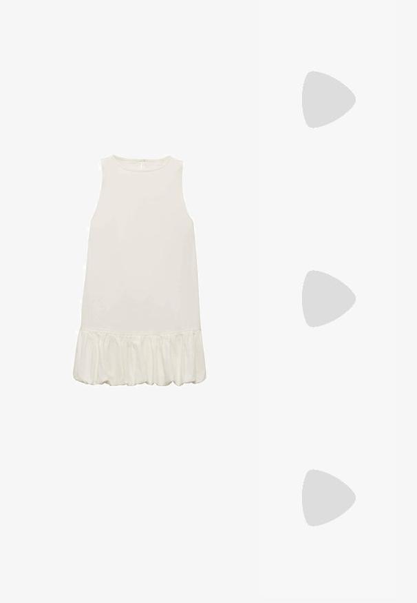 Valkoinen olkaimeton mekko, jossa on röyhelöhelma. Sileä, kevytrakenteinen kangas; yksinkertainen muotoilu pyöreällä kaula-aukolla ja ilman näkyviä sulkimia.; Ruske suede sandaalit, joissa on kultainen solki, littealla mustalla kumipohjalla ja varvasvälillä. Sileä rakenne, minimalistinen tyyli.; Kaurisilmät, joissa on pyöreä, jämäkkä kehys ja ruskeat linssit. Ominaisuuksiin kuuluvat hillityt kuviot sekä suorat, kapenevat sangan osat.; Ruskea nahkalaukku, jossa on kaareva muoto, koristeena kultaiset niitit sauman varrella ja ohut olkahihna. Ylhäällä vetoketjukiinnitys.