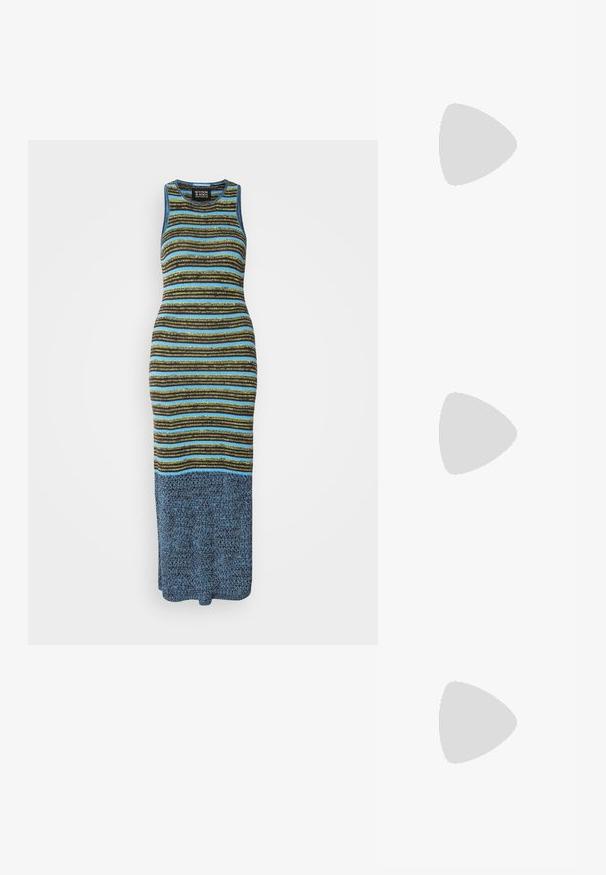 Abito senza maniche in maglia con righe orizzontali verde, giallo e blu, che sfumano in una parte inferiore blu uniforme. Design con scollatura rotonda.; Sandali neri con tacco alto presentano sottili cinturini con design annodato, una punta quadrata liscia e un elegante tacco a spillo.; Clutch bag in pelle nera con forma rettangolare, texture liscia, chiusura a patta piatta e un piccolo manico laterale. Presenta un logo sottile.; Orecchini a cerchio in argento con un design minimalista. Forma circolare, superficie liscia e profilo sottile. Leggeri con una finitura lucida.
