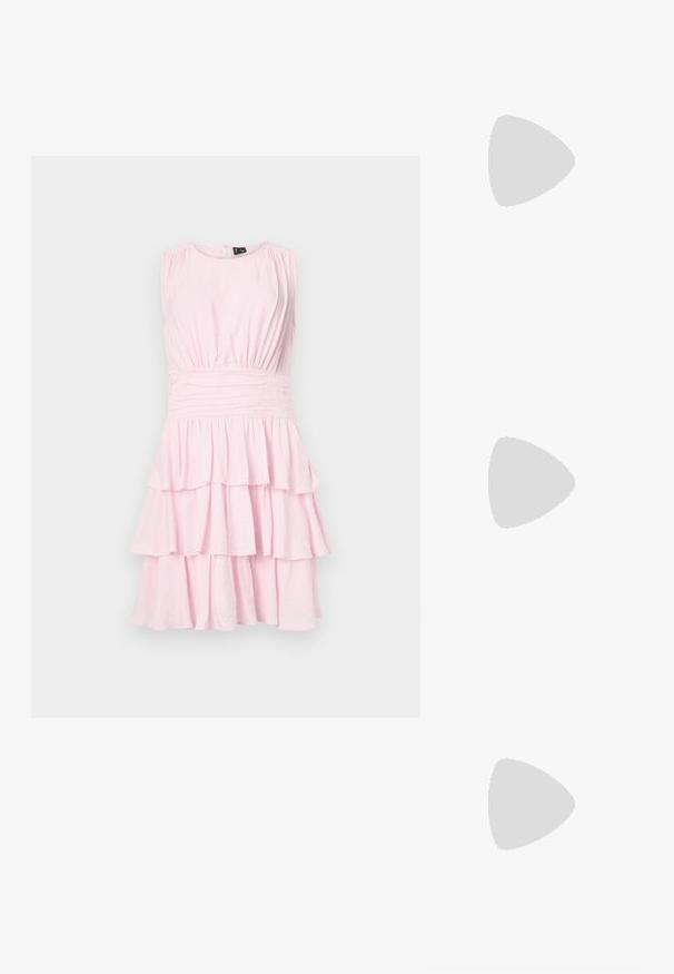 Ljusrosa ärmlös klänning med en samlad bodice och en tiered volangkjol. Tillverkad av mjukt tyg, med en åtsittande midja och subtil lyster.; Spetsig tå högklackad sko med en färgpalett av silver, guld och nude. Glansig yta med utskärningsdesign, utrustad med en stilettklack.; Silverfärgad metallisk påse med en mjuk, rundad form och en knutstängning upptill. Tillverkad av ett mjukt material i konstläder.; Silverörhängen med en vriden design som har en blank yta och bakåtlås. Mått ca 3 cm i diameter.