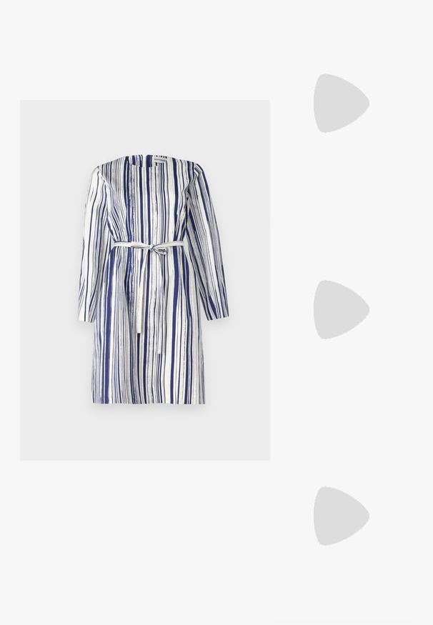 Prúžkované šaty v námorníckej modrej a bielej farbe, s button-ďalším zapínaním, dlhými rukávmi a opaskom na úpravu pásu.; Čierne slingback topánky s ostrou špičkou a nízkym opätkom, vyrobené z hladkej kože a s výrezmi na boku pre lepšiu priedušnosť.; Čierne hexagonálne slnečné okuliare s gradientovými šošovkami, majú lesklý povrch a diskrétne logo na stranici. Vyrobené z odolného plastu.; Čierna kožená kabelka s prehnutým dizajnom, zlatými kovovými detailmi a horným uchom. Má elegantné zatvorenie a hladký povrch.