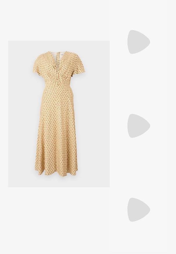 Világos sárga anyagú maxi ruha, barna virágmintával. V-nyakú, ráncolt részletekkel és rövid ujjakkal. Sima textúra.; Fekete lakk slingback sarok, hegyes orral, texturált kígyómintával, állítható pánttal és rövid, texturált tömbsarkal.; Arany flitteres clutch táska, téglalap alakú, csavart lánckarabinerekkel és fém záródással, mely fényt tükröz a textúrált felületének köszönhetően.; Aranyszínű fülbevalók, melyek egy téglalap alakú, tiszta kristállyal díszítették, ami egy sor kis, kerek, tiszta kiegészítő alatt lóg. Letisztult, modern dizájn.