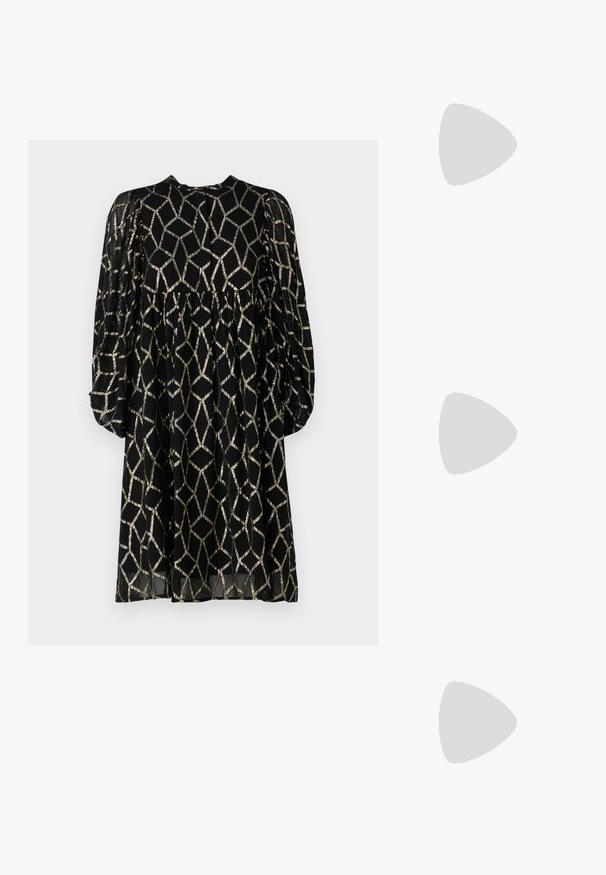 Rochie neagră cu model geometric auriu, mâneci lungi tip puff, decolteu rotund și siluetă fluidă. Material ușor, transparent.; Pantof cu toc mic, cu vârf ascuțit și slingback, realizat din piele netedă, având un design decupat pe lateral pentru respirabilitate.; Geantă de mână din piele neagră, cu un design structurat, mânere superioare duale, accent cu cataramă aurie și logo-ul brandului embosat în față.; Trei inele din metal: unul roz aurie, unul auriu cu accente texturate și unul argintiu, toate cu branding gravat pe banda interioară.