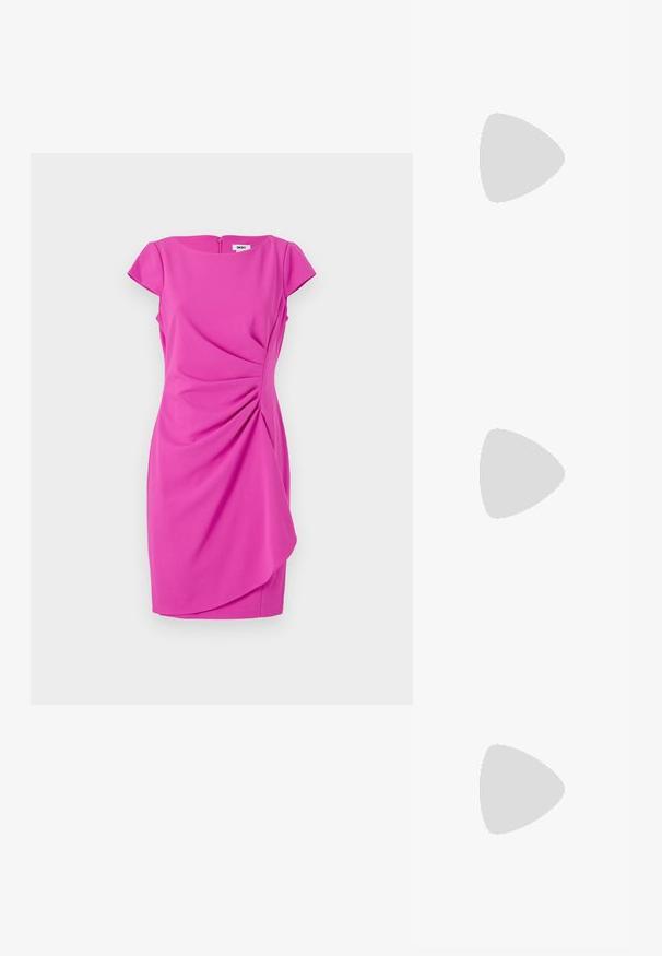 Tett rosa kjole med korte cap-ermer, bouts halsutskjæring og skrå rynking på forsiden. Har en diskré glidelås på baksiden.; Sorte lærballerina med spiss tå, minimalistisk design, glatt tekstur, lav hæl uten synlig metall eller dekorasjoner.; Svart lær crossbody-veske med glatt tekstur, rektangulær form og metallkjede detaljer på framsiden. Justerbar stroppe inkludert.; Sølv dråpeøreringer med firkantet studs, med en glatt, polert overflate og en tåreformet design som reflekterer lys med en blank overflate.