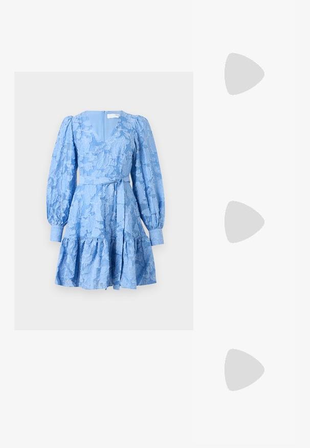 Selected Femme SLFCALLI SADIE SHORT V NECK DRESS  - Cocktailkjole - vista blue; Svarte patentlær slingback hæler med spiss tå og geometrisk blokk hæl. Har et stilrent, minimalistisk design og jevn tekstur.; Svart lærveske med en buet form, avtagbar stropp og gullbeslag. Vesken har et klaff med spenne-detall.; Gullfarget metalløredobber med et elegant, buet design. Har en karakteristisk spiss form, polert overflate og hengsel-lukking.