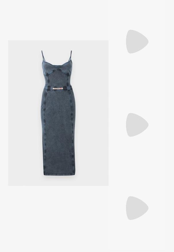 sukienka bodycon z denimu z cienkimi ramiączkami, ciemnoniebieski kolor, dopasowany krój, widoczne przeszycia i metka marki w okolicy talii.; Czarny but na obcasie typu slingback z ostro zakończonym noskiem, z niskim obcasem, wykonany z gładkiej skóry, z wycięciem po boku dla lepszej wentylacji.; Czarna skórzana torba na ramię o miękkiej fakturze, w kształcie trójkąta, z regulowanym paskiem, połączona z jasnoniebieską koszulą w paski i białymi spodniami.; Srebrne kolczyki w kształcie obręczy o teksturowanym wzorze z pionowymi żłobieniami. Okrągły kształt z pewnym zapięciem. Gładkie wykończenie.
