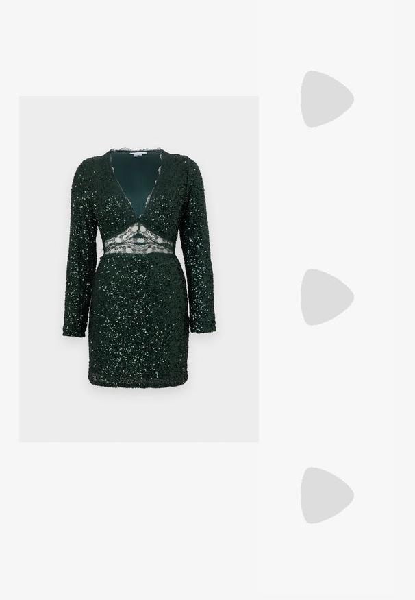 Vestido verde coberto de lantejoulas com mangas longas, decote em V profundo, detalhes em renda na cintura e silhueta ajustada. Superfície texturizada e brilhante.; Sapato slingback preto em pele patentada com bico apontado, tiras no tornozelo apresentando fivelas e acessórios prateados, e um salto elegante.; Bolsa de mão metálica dourada com um design estruturado, textura suave e alça ajustável. Apresenta uma forma triangular única e costura minimalista.; Brincos em tom de ouro com formas onduladas e texturizadas. Inclui studs escultóricos com presilha e um design de argola aberta com um acabamento martelado.