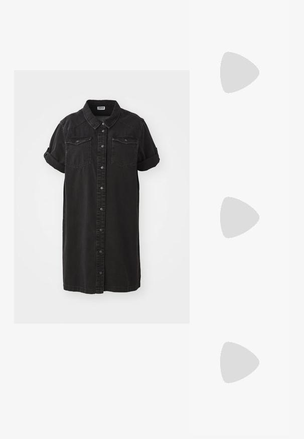 Zwarte denim jurk met korte opgerolde mouwen, twee borstzakken, knopen aan de voorkant en een rechte silhouet.; Zwarte mouwloze top met een hoge halslijn, lichtgewicht stof, losse pasvorm en een asymmetrische zoom die langer is aan de achterkant.; Zwarte canvas sneakers met witte veters, een witte rubberen teenkap en een chunky witte tussenzool. Bevat subtiele witte stiksels en een gumzool.; Zwarte rechthoekige zonnebril met donkere lenzen en dikke matte monturen. De zijstukken zijn licht taps toelopend met een gladde textuur.