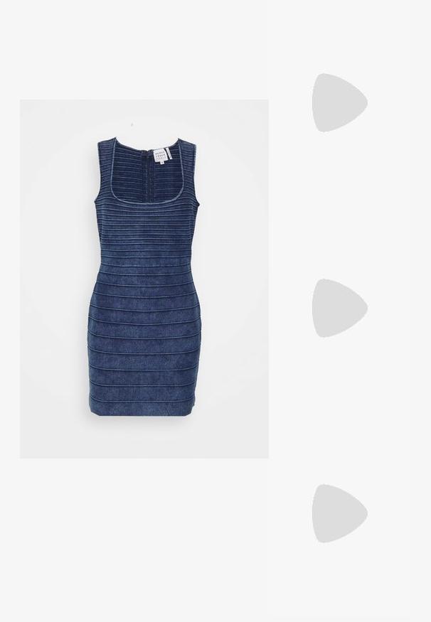 Abito in denim blu scuro con texture a coste, design senza maniche, scollatura quadrata e chiusura con zip posteriore. Vestibilità slim con orlo curvato.; Scarpe sportive bianche con una tomaia testurizzata, cinturino in Velcro regolabile, punta arrotondata e una suola spessa con un motivo di battistrada ben definito.; Borsa a tracolla in pelle sintetica nera con design curvo, tasca anteriore con zip e hardware decorativo, completa di una pochette rotonda staccabile per le monete.; Collana in oro con una fine catena e un pendente ornamentale con dettagli intricati e una superficie texturizzata, che mette in mostra un design unico.