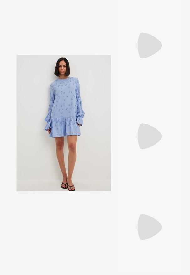 Ljusblå klänning med lång ärm, texturerad floral broderi, volangkant och voluminösa ärmar. Tillverkad av ett lätt tyg.; Ljust rosa slingback-lägenheter med spetsig tå, tillverkade av ett slätt läderliknande material. Har utskurna detaljer på sidorna och en platt häl.; Vit axelväska med en strukturerad yta, en centralt placerad spänneaccent och en rundad form. Dragkedjestängningar på båda sidor.; Silver hoops med en slät, polerad yta. Rund form, lättviktig design, med en säker låsmekanism.