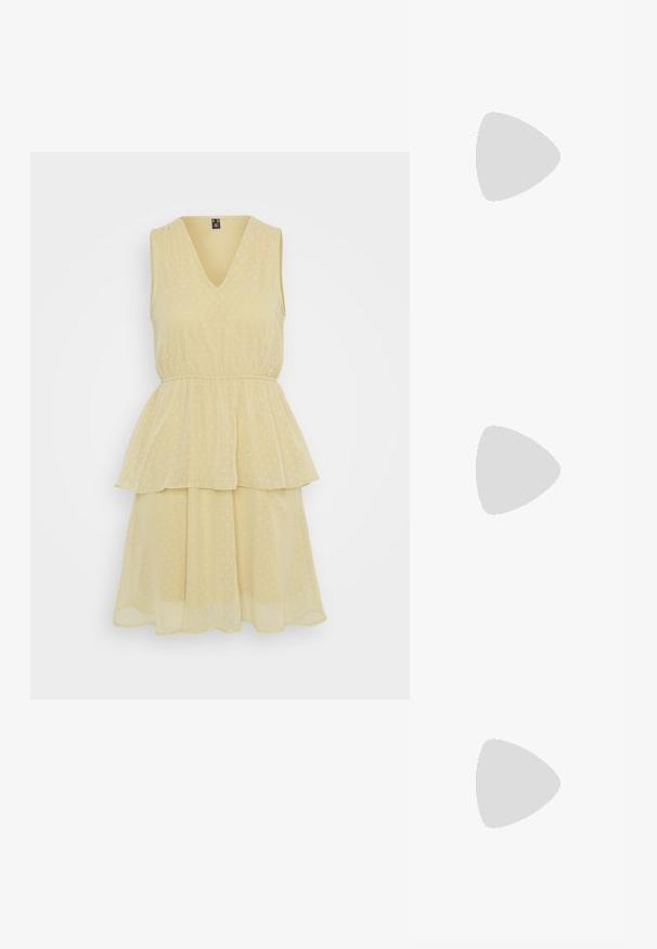 Vestido sin mangas de escote en V en un amarillo pálido, con una falda en capas y un patrón de lunares, hecho de una tela ligera y fluida.; Sandalia negra de tiras con punta cuadrada y tacón bajo de bloque. Presenta múltiples tiras delgadas y una correa ajustable en el tobillo. Fabricada en cuero suave.; Bolso tote de cuero negro con textura suave, forma estructurada, dos asas y un prominente detalle de hebilla plateada en la parte frontal.; Anillo de plata de doble banda con una superficie lisa y pulida. Presenta un diseño fluido y curvado con secciones superpuestas para un aspecto moderno.