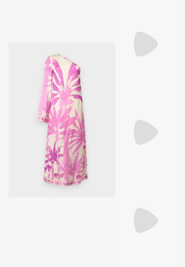 Vaaleanpunainen ja kermahtava mekko, jossa on kasvitulostus. Varustettu pitkillä hihoilla, V-päällä ja koristeellisella helmalla, jossa on kukkakuviot. Sileä kankaan pinta.; Mustat korkokengät sandaalit, joissa on ohuet hihnat solmittuna, sileä neliön muotoinen varvasosa ja tyylikäs stiletto-korko.; Vaalea harmaa metallinen käsilaukku, jossa on ketjusanka. Laukku on koristeltu pienillä pyöreillä metallikoruilla ja kolmion muotoisella brändilogolla.; Hopehopeet hopehopeet hopehopeet hopehopeet, jolla on sileä, kiiltävä pinta. Pyöreä muoto, kevyt rakenne, jossa on neulakiinnitys.
