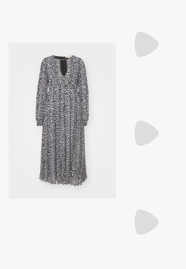 Svartvit mönstrad klänning med långa ärmar, V-format halsringning och draperad midja. Flödande tyg med genomskinlig textur.; Svart lackskin slingback-häl med spetsig tå, med texturerad ormskinnsprint, justerbar rem och en kort, texturerad blockklack.; Svart läderaxelväska med två framfickor, guldspännen, dragkedjestängning och en smal rem. Texturerad yta och kompakt rektangulär form.; Guldtonade örhängen med en rektangulär, klar kristall som hänger under en rad av små, runda klara accenter. Snygg, modern design.