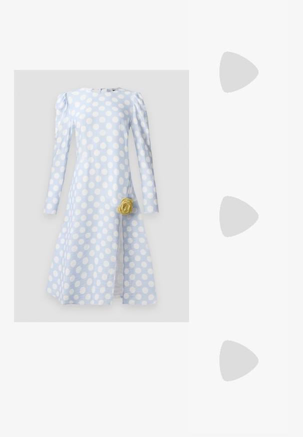 Lyseblå kjole med store hvide prikker, lange ærmer, strukturert stof og en gul rose akcent ved taljen.; Sort læderballetsko med rund tå, glat tekstur, minimal syning og et fleksibelt såldesign.; Sort læder halvmåne taske med en guldfarvet hardware detalje, der har en lynlåslukning. Båret som crossbody over en grå sweater.; Guldtonede knude-stud øreringe med et vredet design. Hver ørering har en cirkulær klar bagside for sikker brug.