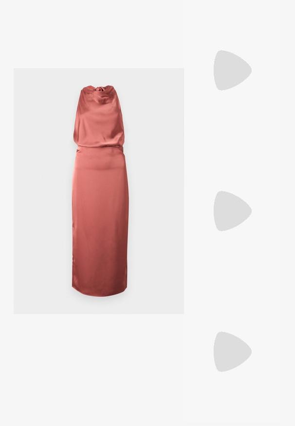 Satin vakarkleita korallā, ar saplacinātu krūšu daļu, grīdas garuma svārkiem un savilktu vidukli, lai radītu gludu siluetu.; Melnas augstpapēžu sandales ar plāniem siksniņām un mezgla dizainu, gluda kvadrātveida purngalu un elegantu stiletto papēdi.; Gaiši pelēka metāla rokassoma ar ķēdes siksnu, rotāta ar mazām apaļām metāla kniedēm un trīsstūra zīmola logo.; Sudraba riņķveida auskari ar gludu, spīdīgu apdari. Apaļas formas, viegla dizaina, ar aizdari uz stieples.