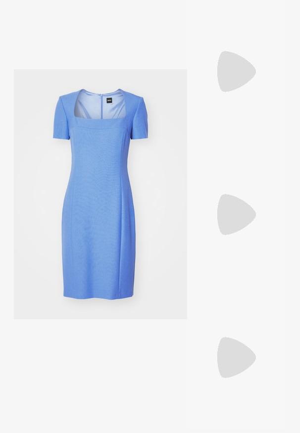 Φόρεμα κοντό μανίκι σε ανοιχτό γαλάζιο. Διαθέτει τετράγωνη λαιμόκοψη και εφαρμοστή σιλουέτα. Το ύφασμα φαίνεται λείο με διακριτή υφή. Φερμουάρ στην πλάτη.; Μαύρες δερμάτινες γόβες slingback με μυτερή μύτη, διαθέτοντας λεπτό τακούνι και χρυσή λεπτομέρεια στην ρυθμιζόμενη λωρίδα. Λείος υφές.; Μαύρη δερμάτινη τσάντα με δομημένο σχέδιο, που διαθέτει κομμένο σχήμα, επάνω λαβή και χρυσά μεταλλικά στοιχεία. Περιλαμβάνει ρυθμιζόμενο λουρί ώμου.; Ασημένια σκουλαρίκια κρίκοι με μαλακή, καμπυλωτή σχεδίαση. Διαθέτουν γυαλιστερή μεταλλική υφή και κλείσιμο με σφίγγα. Χωρίς ορατά μοτίβα ή διακοσμήσεις.