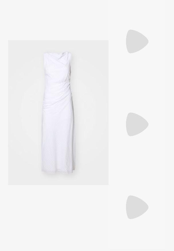 Bijela haljina bez rukava s prilagođenim tijelom, ruffles detaljima i dužinom do poda. Tkanina ima suptilan teksturirani uzorak.; Crne kožne slingback visoke pete s dizajnom u obliku špice, s izrezom sprijeda i tankom stiletto petom.; Mascara Ručna torbica - gold-coloured/silver-coloured; Srebrne metalne naušnice u obliku obruča s teksturiranim dizajnom, s malom stražnjom kopčom i oznakom branda na jednom obruču. Zaobljenog oblika s poliranim završetkom.
