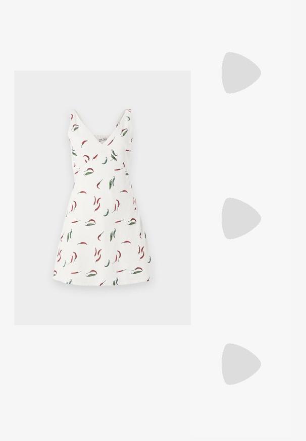 Weißes ärmelloses Kleid mit V-Ausschnitt, das mit einem Chili-Pfeffer-Muster in Rot und Grün verziert ist. Der Stoff wirkt leicht und geschmeidig.; Graues Baumwoll-T-Shirt mit klassischem Rundhalsausschnitt, kurzen Ärmeln und glatter Textur, geeignet für legere Kleidung.; Schwarze Flip-Flops aus glattem Leder, mit einem dünnen Riemendesign und einer flachen Sohle mit minimalem Profil. Keine bemerkenswerten Muster oder Akzente.; Olivgrünes Kunstlederhandtasche mit silbernem Sternakzent, doppelten Griffen und einem Reißverschluss. Strukturierten Form und texturierten Oberfläche.