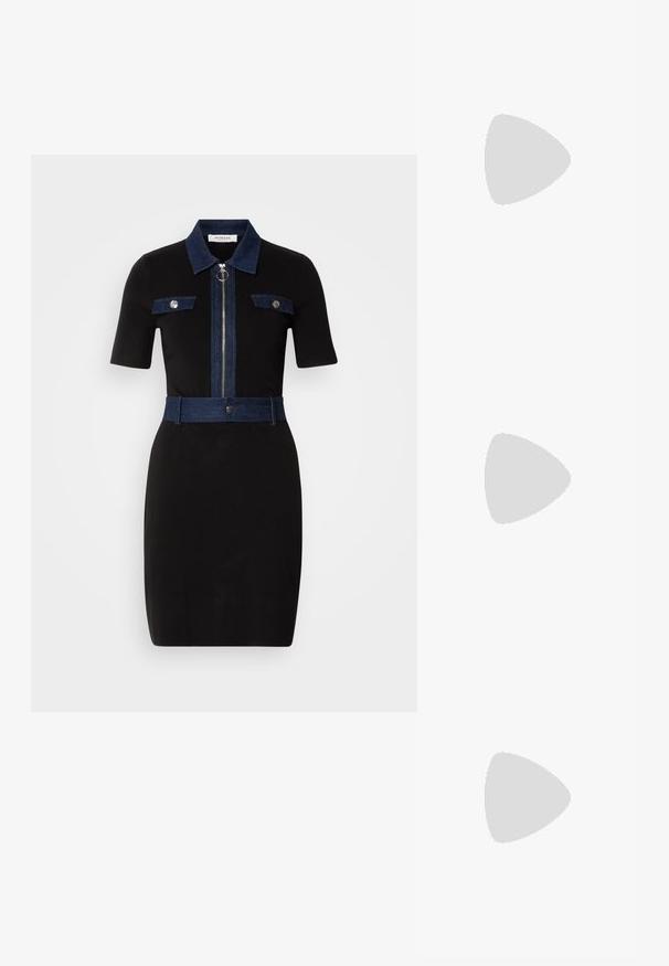 Schwarzes Kleid mit kurzen Ärmeln, Denim-Akzenten am Kragen, Taschen und Gürtel. Verfügt über einen zentralen Reißverschluss und eine taillierte Silhouette.; Burgunderfarbene patentierte Slingbacks mit spitzem Zehenbereich, transparentem Ausschnitt und flacher schwarzer Sohle. Glatte Textur, minimalistisches Design.; Silberner metallischer Clutch mit einem eckigen Umschlagdesign, glatter Textur und kontrastierender Innenfarbe, gehalten in einer Hand, die einen schwarzen Mantel trägt.; Silberne Creolen mit polierter Oberfläche, die kleine goldene Akzentdetails und eine runde Form aufweisen, am Ohrläppchen getragen.