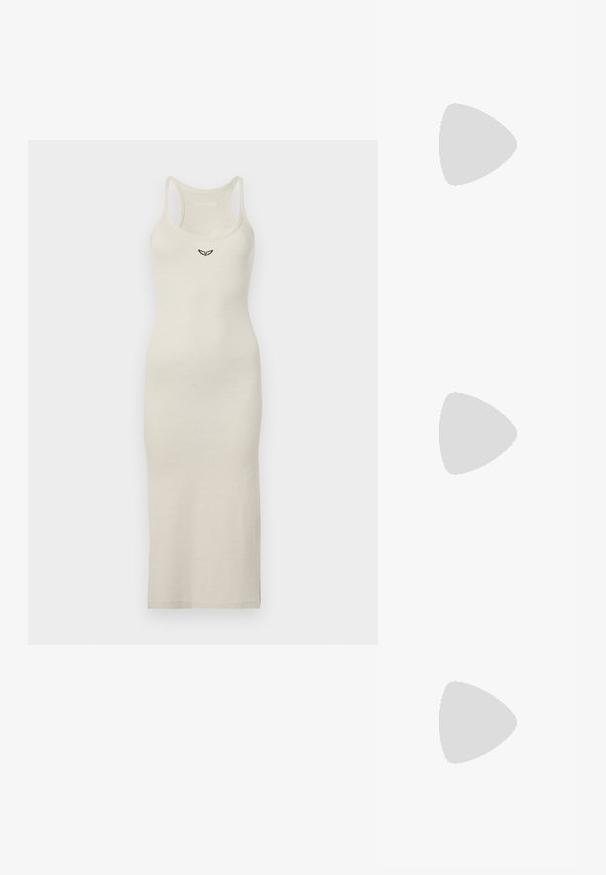 Sømløs midikjole i lys beige, lavet af ribbet stof. Har et subtilt broderet logo på brystet. Letvægts og tætsiddende silhuet.; Sort læder højhælet sko med spids tå og metal-sølv hætte. Har en glat finish og en slank hæl på 10 cm.; Sort læder crossbody taske med to frontlommer, guldspænder, lynlåslukning og en slank rem. Struktureret overflade og kompakt rektangulær form.; Guldfarvede metal hoops øreringe med en bøjet, forlænget form. Har en glat, skinnende overflade og en afrundet spids for ekstra detalje.