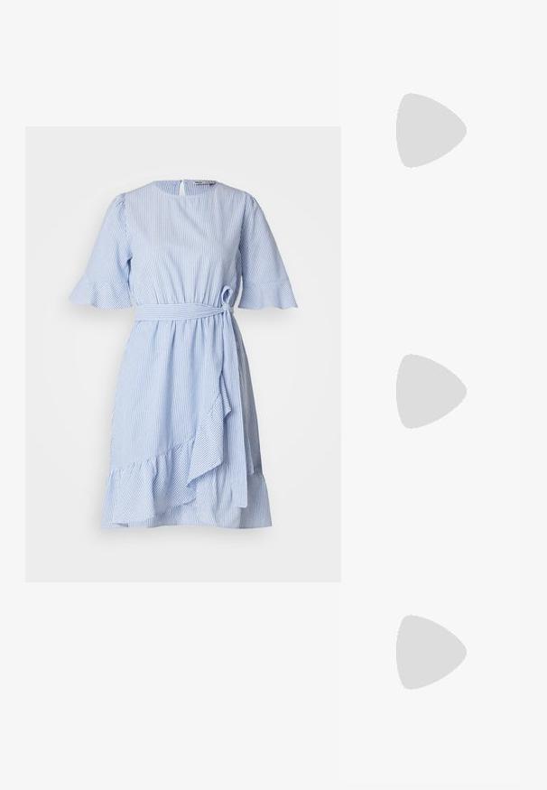 Roșie și albă, rochie cu dungi, cu mâneci scurte cu volane, talie legată și un tiv asimetric. Confecționată dintr-un material ușor, cu o textură netedă.; Pantofii slingback din piele lăcuită neagră, cu vârf ascuțit, bretele pentru gleznă cu catarame și accesorii din argint, și un toc subțire.; Geantă din piele neagră, cu o formă curbată, curea detașabilă și accesorii aurii. Geanta are un capac cu un detaliu tip cataramă.; Cercei aurii cu forme texturate și ondulate. Include studs sculpturale cu clip și un design de cerc deschis cu un finisaj cioplit.