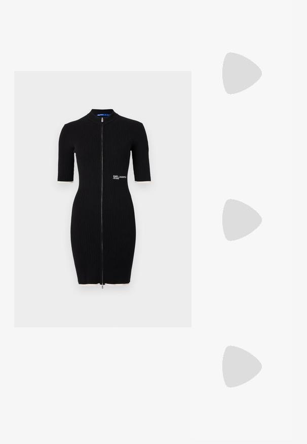 Μαύρο ριμπ φόρεμα με κοντά μανίκια, ψηλό γιακά, μπροστινό φερμουάρ και αντίθετους λευκούς μανσέτες. Διαθέτει κεντημένο λογότυπο στο πλάι.; Μαύρες ψηλοτάκουνες σανδάλες με λεπτές λωρίδες και σχέδιο με κόμπους, λείο τετράγωνο μπροστινό μέρος και κομψό τακούνι στιλέτο.; Ανοικτό γκρι μεταλλική τσάντα χειρός με αλυσίδα, διακοσμημένη με μικρούς κυκλικούς μεταλλικούς στύλους και ένα τριγωνικό λογότυπο της μάρκας.; Ασημένια σκουλαρίκια κρίκοι με λεία, λαμπερή φινίρισμα. Στρογγυλό σχήμα, ελαφρύ σχέδιο, με κλείσιμο τύπου πίσω.