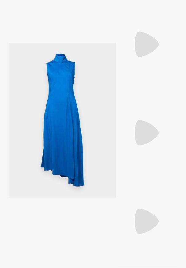 Abito blu asimmetrico senza maniche con collo alto. Realizzato in tessuto morbido, presenta una silhouette fluida e spacchi laterali. Cerniera sulla schiena.; Sandali neri con tacco alto presentano sottili cinturini con design annodato, una punta quadrata liscia e un elegante tacco a spillo.; Borsa a mano metallica grigia chiara con tracolla a catena, impreziosita da piccoli chiodi metallici circolari e da un logo triangolare del marchio.; Orecchini a cerchio in argento con una finitura liscia e lucente. Forma arrotondata, design leggero, con chiusura a perno.