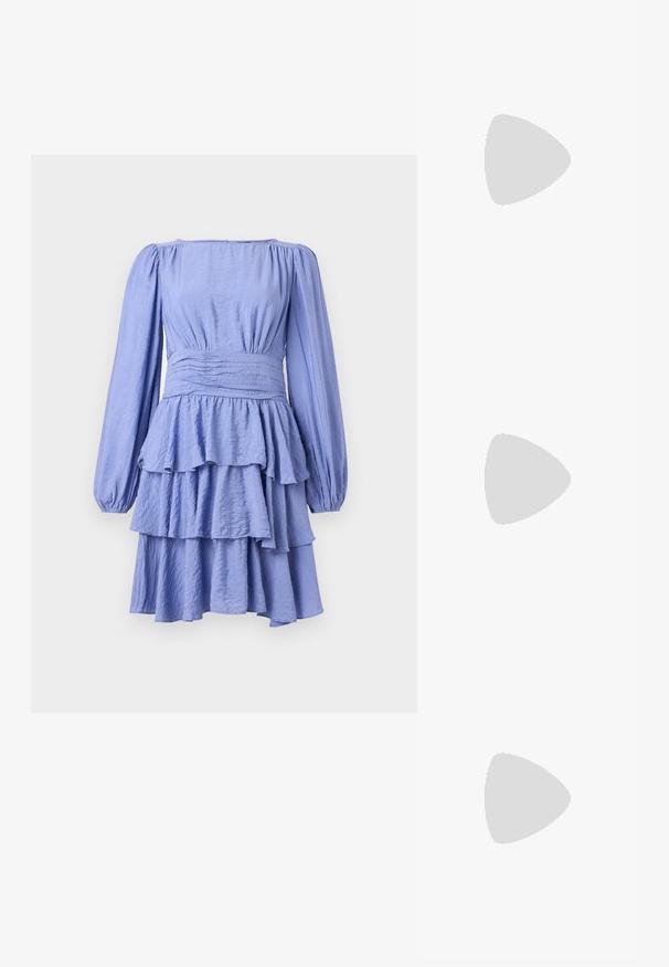 Ibolyaszínű ruha hosszú puffos ujjakkal, fodros testtel és réteges ruffle szoknyával. Könnyű anyagból készült, texturált felülettel.; Fekete lakk bőr, hegyes orrú slingback cipő, boka pántokkal, ezüst csatokkal és hardverelemekkel, valamint karcsú sarkú.; Arany fémes kézi táska, strukturált dizájnnal, sima felülettel és állítható pánttal. Egyedi háromszög alakú, minimalistának mondható varrásokkal rendelkezik.; Aranyszínű fülbevalók, texturált, hullámos formákkal. Tartalmazza a szobrászati klipszes studokat és az open hoop kialakítást, kalapácsos felülettel.