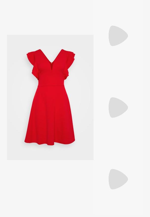 Robe rouge avec un décolleté en V et des manches à volants. Haut ajusté, jupe évasée, texture lisse et un discret détail de fermeture éclair au dos.; Des sandales noires à talons hauts avec des fines lanières au design noué, un bout carré lisse et un talon aiguille élégant.; Sac à main en métal gris clair avec une bandoulière en chaîne, orné de petits clous métalliques ronds et d'un logo de marque triangulaire.; Boucles d'oreilles en métal argenté avec une forme larmoyante lisse et une finition polie. Des gravures subtiles ajoutent des détails. Design minimaliste.