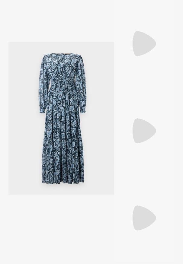 Maxi φόρεμα σε σκούρο μπλε με σχέδιο paisley σε ανοιχτό μπλε. Διαθέτει μακριά μανίκια, ζώνη στη μέση και φούστα με στρώσεις.; Μπεζ ψηλοτάκουνα σανδάλια με λεπτό λουράκι στον αστράγαλο και δύο επάνω λουράκια. Λαμπερή πατενέ φινίρισμα και χρυσές λεπτομέρειες στο λουράκι του αστραγάλου.; Λευκή δερμάτινη τσάντα με υφή, διαθέτει χρυσή αλυσίδα και μαύρες λεπτομέρειες. Περιλαμβάνει μπροστινή τσέπη και κλείσιμο με φερμουάρ.; Χρυσές μεταλλικές σκουλαρίκια κρίκοι με καμπυλωτό, ελκυστικό σχήμα. Περιλαμβάνουν μια λεία, γυαλιστερή επιφάνεια και στρογγυλή άκρη για πρόσθετη λεπτομέρεια.