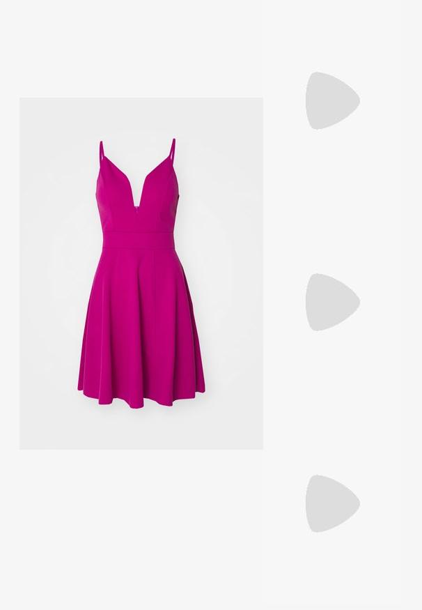 Robe fuchsia avec des fines bretelles, un décolleté en V profond, un corsage ajusté et une jupe évasée. Fabriquée en tissu lisse avec une fermeture éclair au dos.; Sandales à talons noirs avec plusieurs brides entrecroisées. Matériau lisse, bout pointu et talon étroit. Bride de cheville ajustable avec boucle.; Pochette en métal argenté avec une forme douce et arrondie et un fermoir en haut noué. Fabriquée en simili cuir lisse.; Boucles d'oreilles en argent en forme de créoles avec un design torsadé, dotées d'une finition polie et d'une fermeture à poussoir. Mesurent environ 3 cm de diamètre.